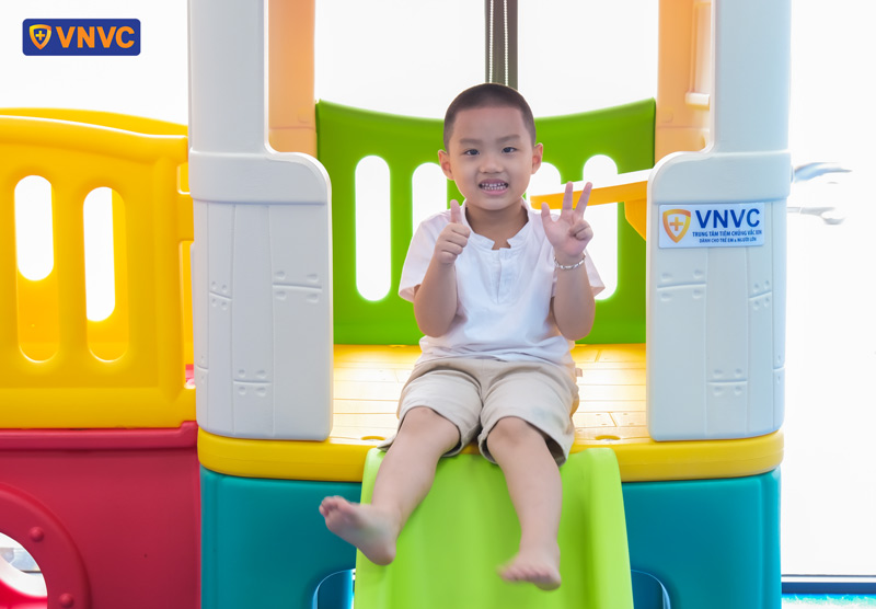 khu vui chơi cho bé sau tiêm vnvc celadon