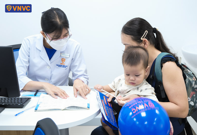 kiểm tra sổ tiêm chủng trước khi tiêm