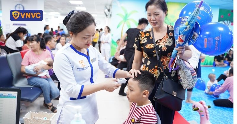 kiểm tra thân nhiệt trước khi vào phòng khám sàng lọc