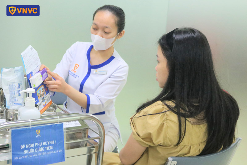 kiểm tra thông tin trước khi tiêm chủng