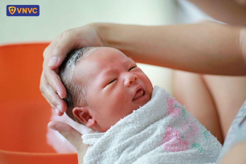 Mát xa nhẹ nhàng bằng xà phòng