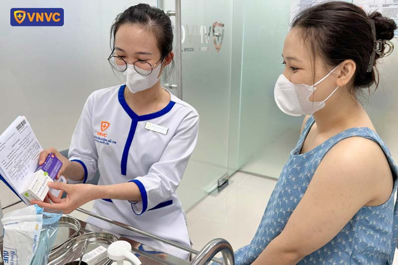 mẹ bầu tiêm vắc xin phòng bệnh