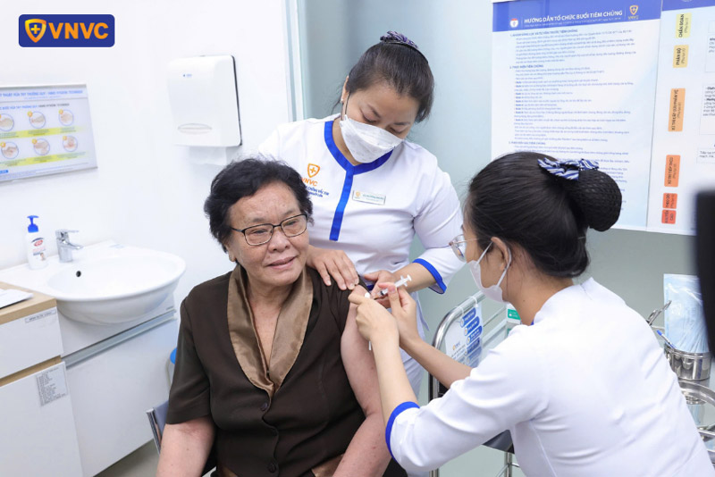 người lớn tiêm vắc xin zona