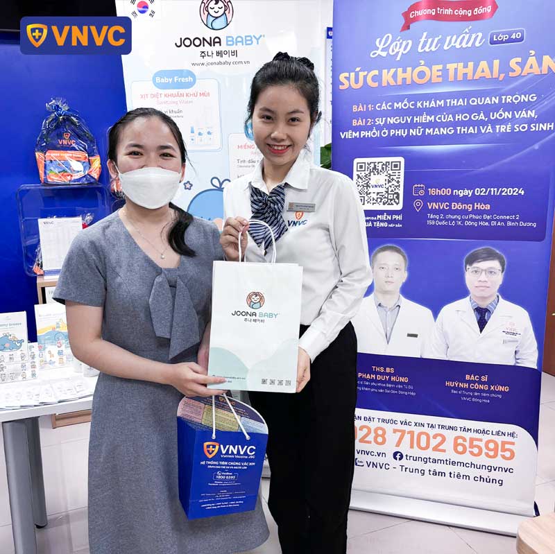 nhận quà tại chương trình