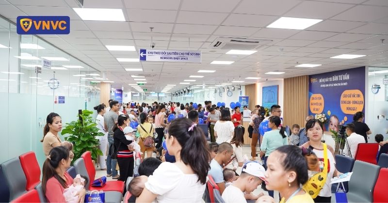 phụ huynh đã tới vnvc phú thọ để tiêm chủng cho bé