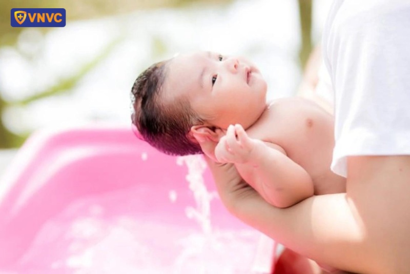 Tắm cho trẻ bị viêm tiểu phế quản