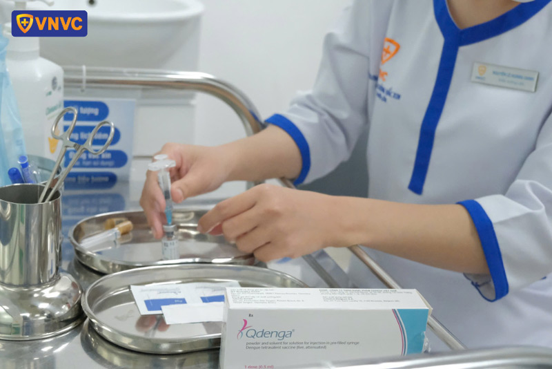 thao tác tiêm phòng vắc xin sốt xuất huyết