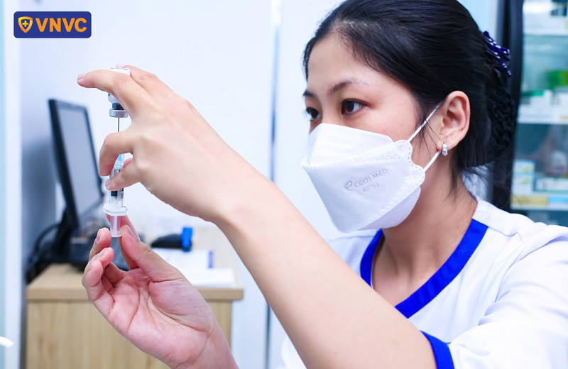 thao tác tiêm vắc xin sốt xuất huyết
