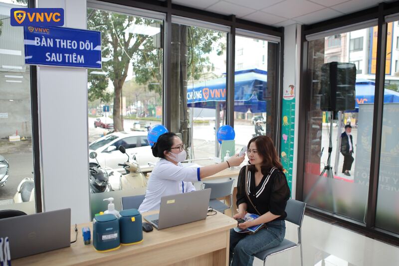 theo dõi sau tiêm ít nhất 30 phút tại cơ sở tiêm chủng