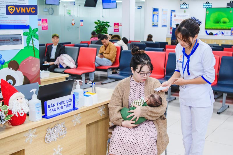 theo dõi sức khỏe của trẻ sau tiêm vắc xin