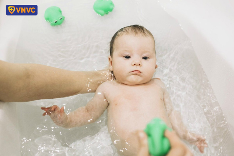 tiêm 6in1 về có được tắm không