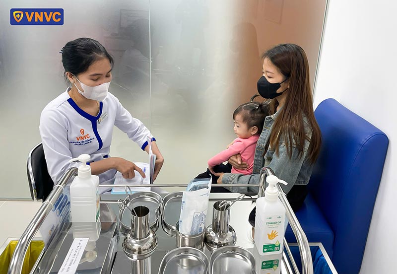 tiêm ngừa cho bé gái tại vnvc phú xuân