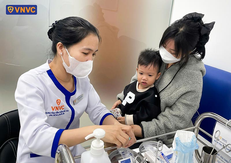 tiêm ngừa cho bé trai tại vnvc phú xuân