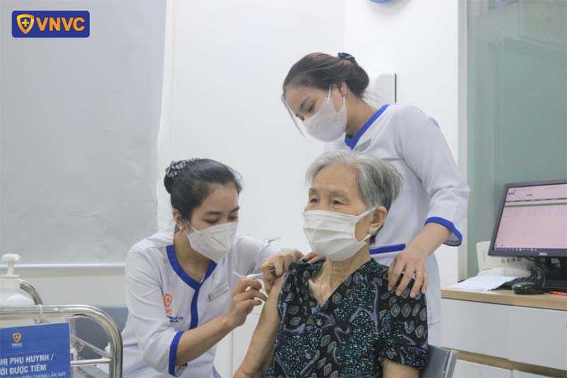 tiêm ngừa cho người cao tuổi