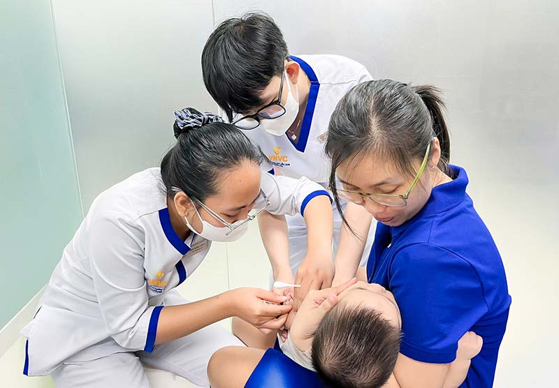 tiêm phòng sởi cho bé 6 tháng