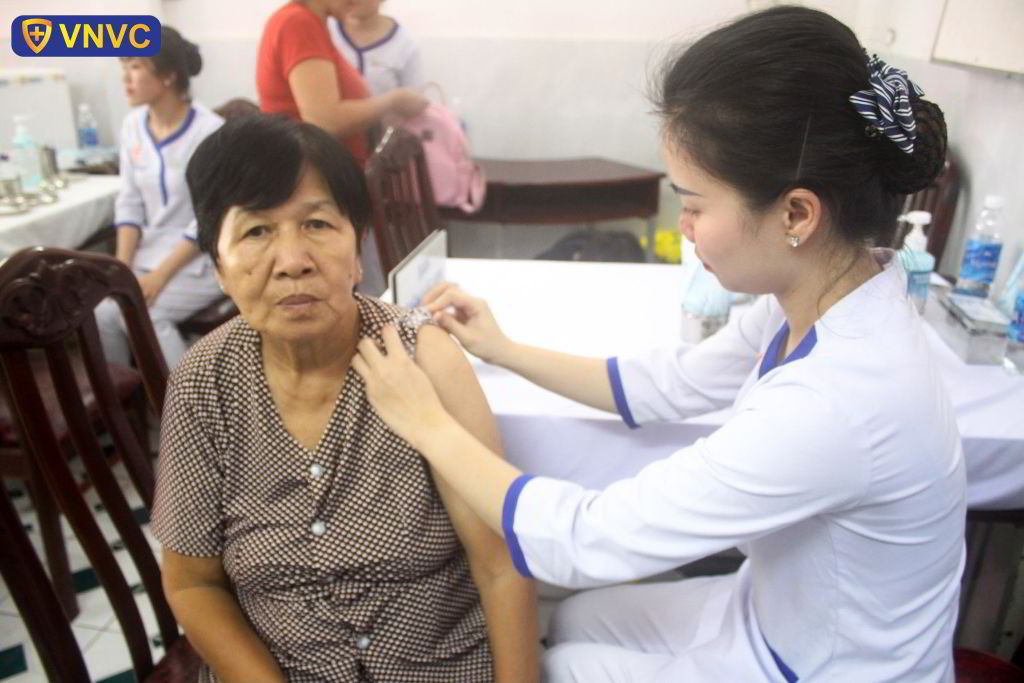 tiêm vắc xin cho bà con giáo dân