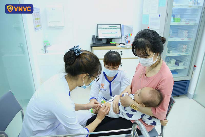 tiêm vắc xin cho bé trai