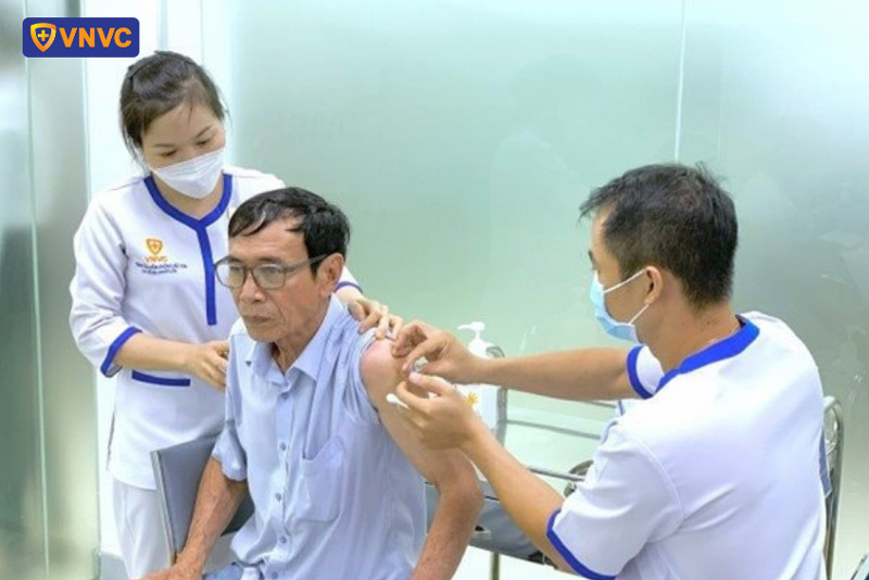 tiêm vắc xin phế cầu 13 cho người lớn tuổi