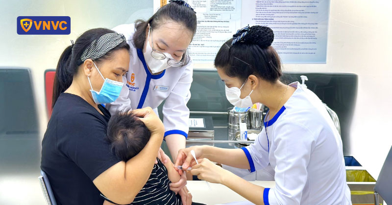 tiêm vắc xin phòng ngừa sởi cho bé