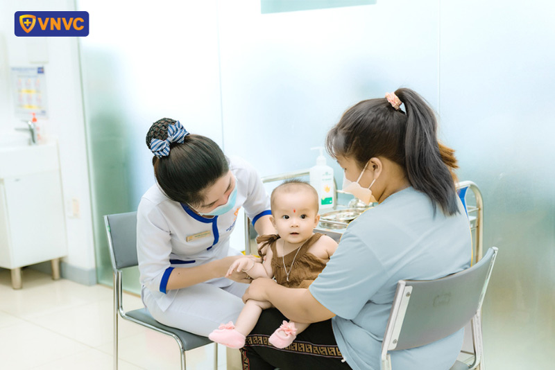 tiêm vắc xin phòng phế cầu khuẩn cho bé