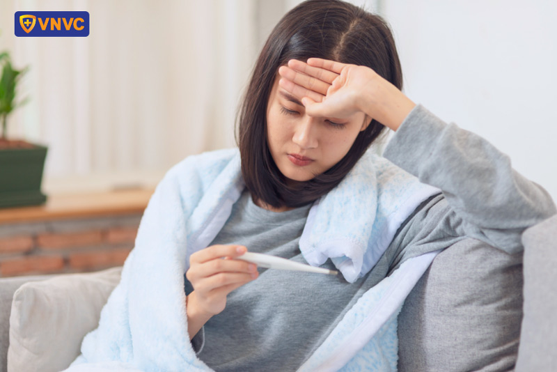 tiêm vắc xin shingrix có bị sốt không