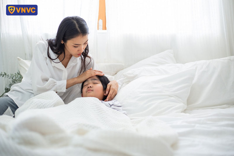 trẻ nhỏ dễ mắc bệnh trong mùa nắng nóng