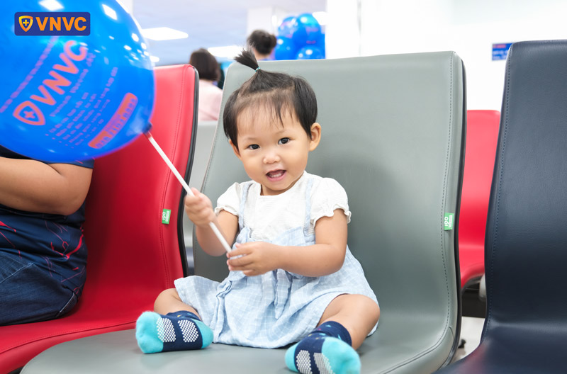 trẻ nhỏ tiêm chủng tại vnvc celadon