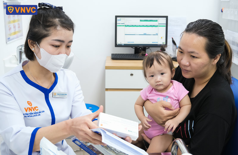 trẻ tiêm phòng tại vnvc celadon