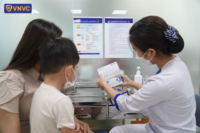 tư vấn vắc xin cho khách hàng