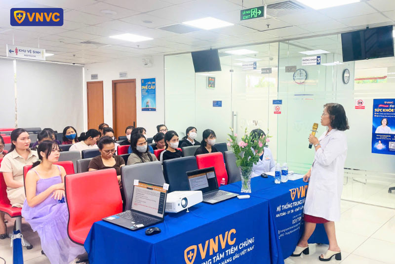 bác sĩ chia sẻ cách chăm sóc bé sau sinh