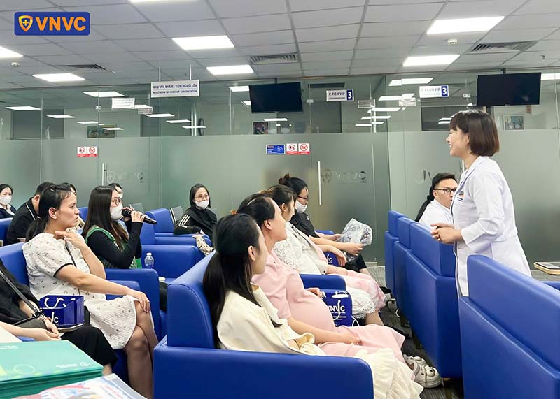 bác sĩ trình bày cho các mẹ bầu