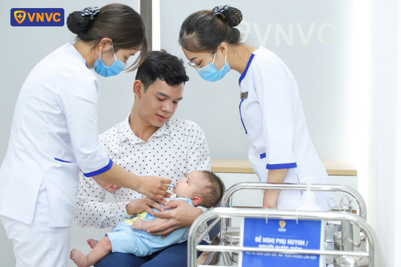 bé bị đi ngoài có tiêm phòng được không