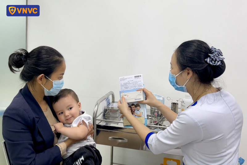 bé tiêm phòng vắc xin thủy đậu