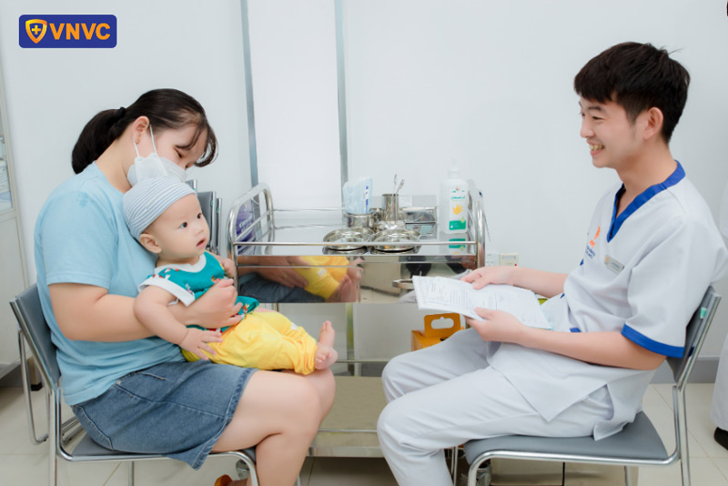 bé tiêm vắc xin tại vnvc