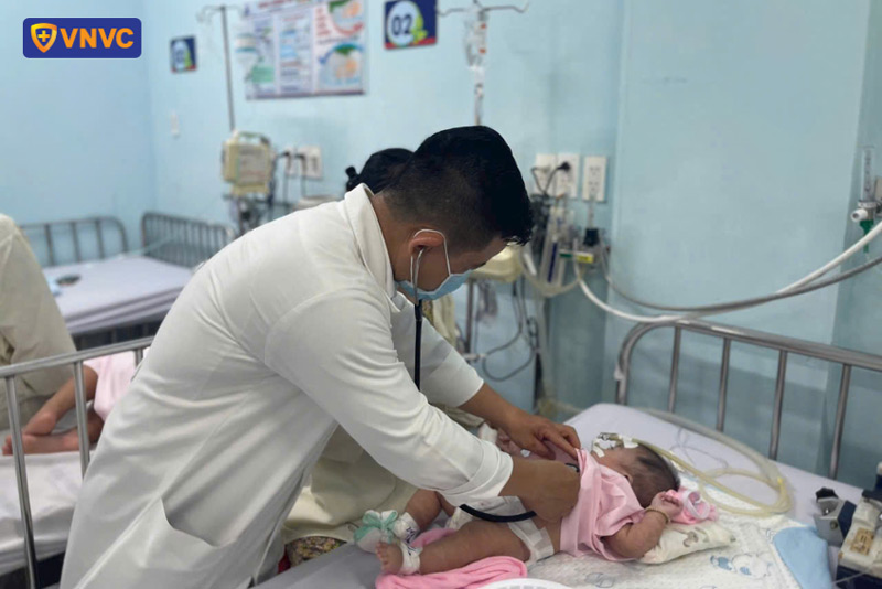 bệnh nhi nhiễm sởi nặng