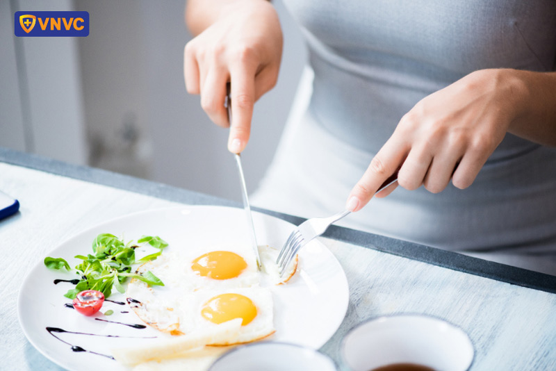 bị zona có ăn trứng được không