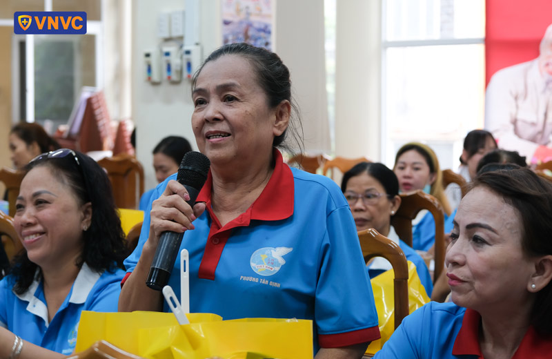 chị em phụ nữ tham gia lớp học sức khỏe vnvc