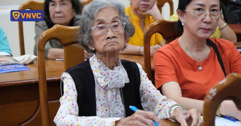 cụ bà tiêm vắc xin cho cả gia đình