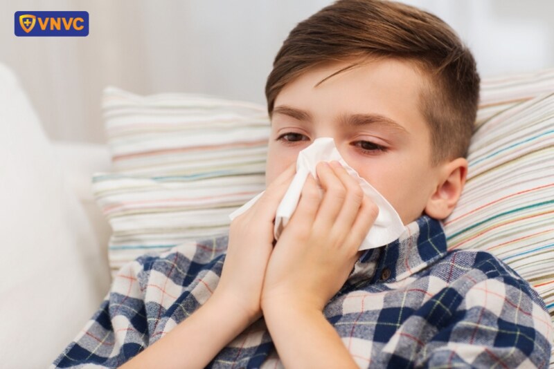 cúm a khởi phát với các triệu chứng giống với cảm lạnh
