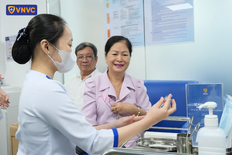 khách hàng lớn tuổi tiêm cúm và phế cầu