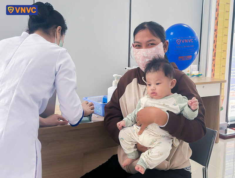 khách hàng tiêm chủng tại vnvc bình đại