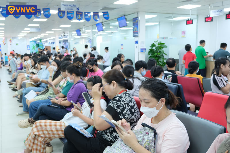 khách hàng tiêm vắc xin phòng bệnh hô hấp