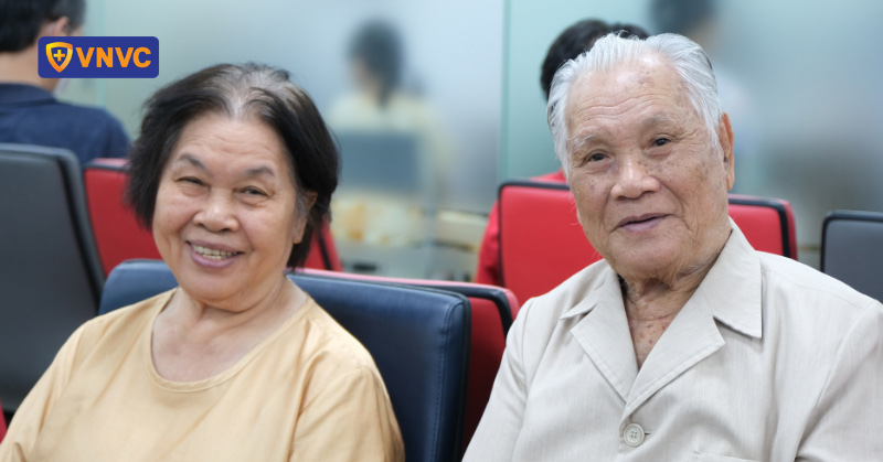 khách hàng tiêm vắc xin viêm phổi