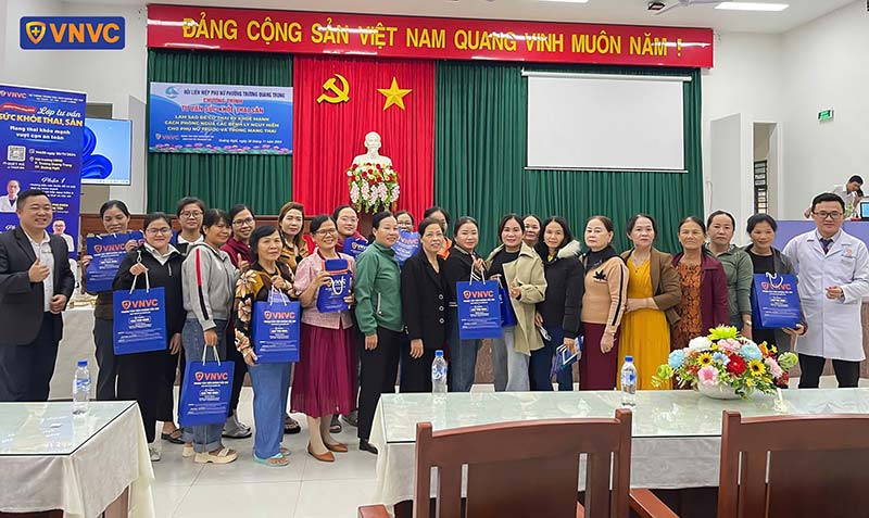 khán giả nhận quà từ vnvc