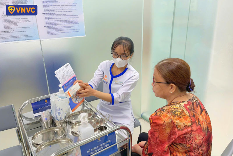 khuyến cáo tiêm vắc xin zona cho người lớn tuổi