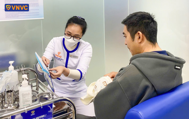 kiểm tra thông tin trước khi tiêm chủng