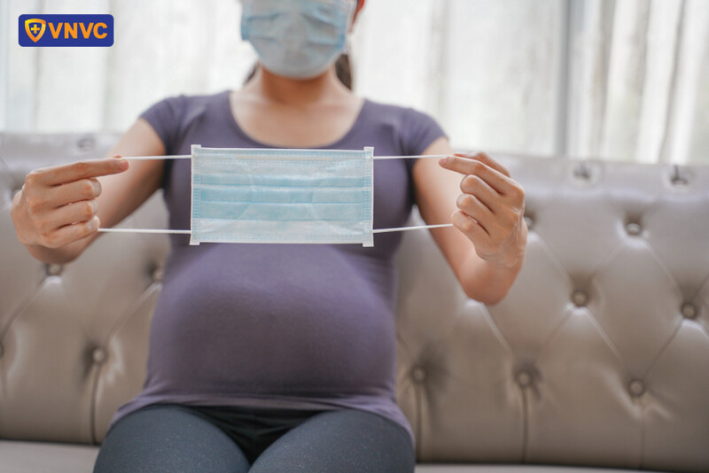 mẹ bầu nên thường xuyên đeo khẩu trang