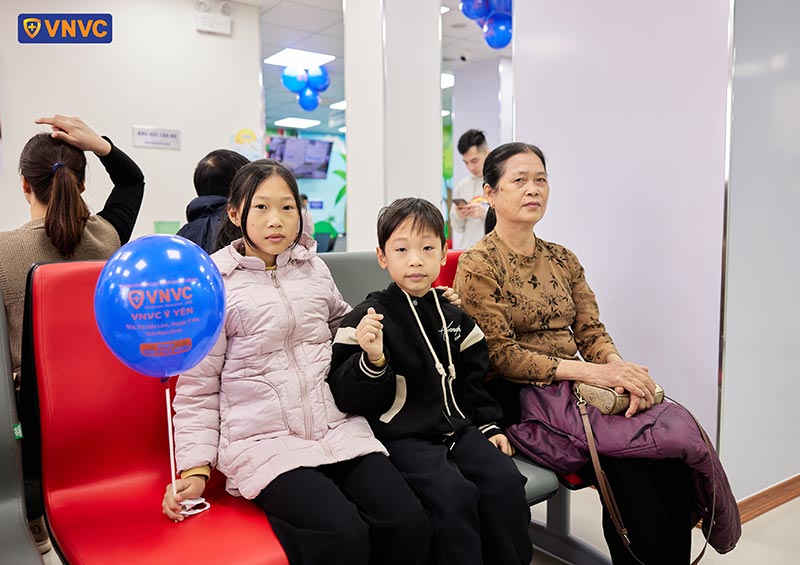 mẹ và bé đi tiêm phòng tại vnvc ý yên