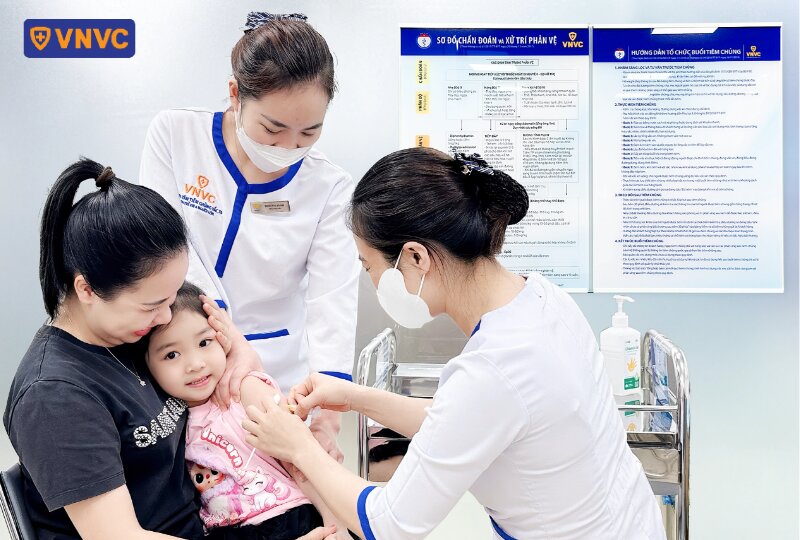 nhân viên y tế tiêm cho bé gái
