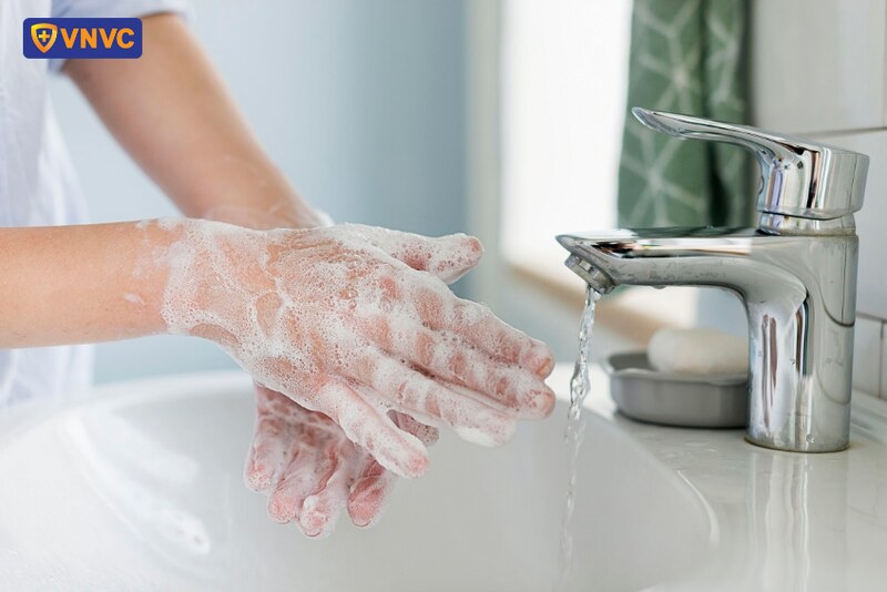 rửa tay bằng xà phòng và nước sạch